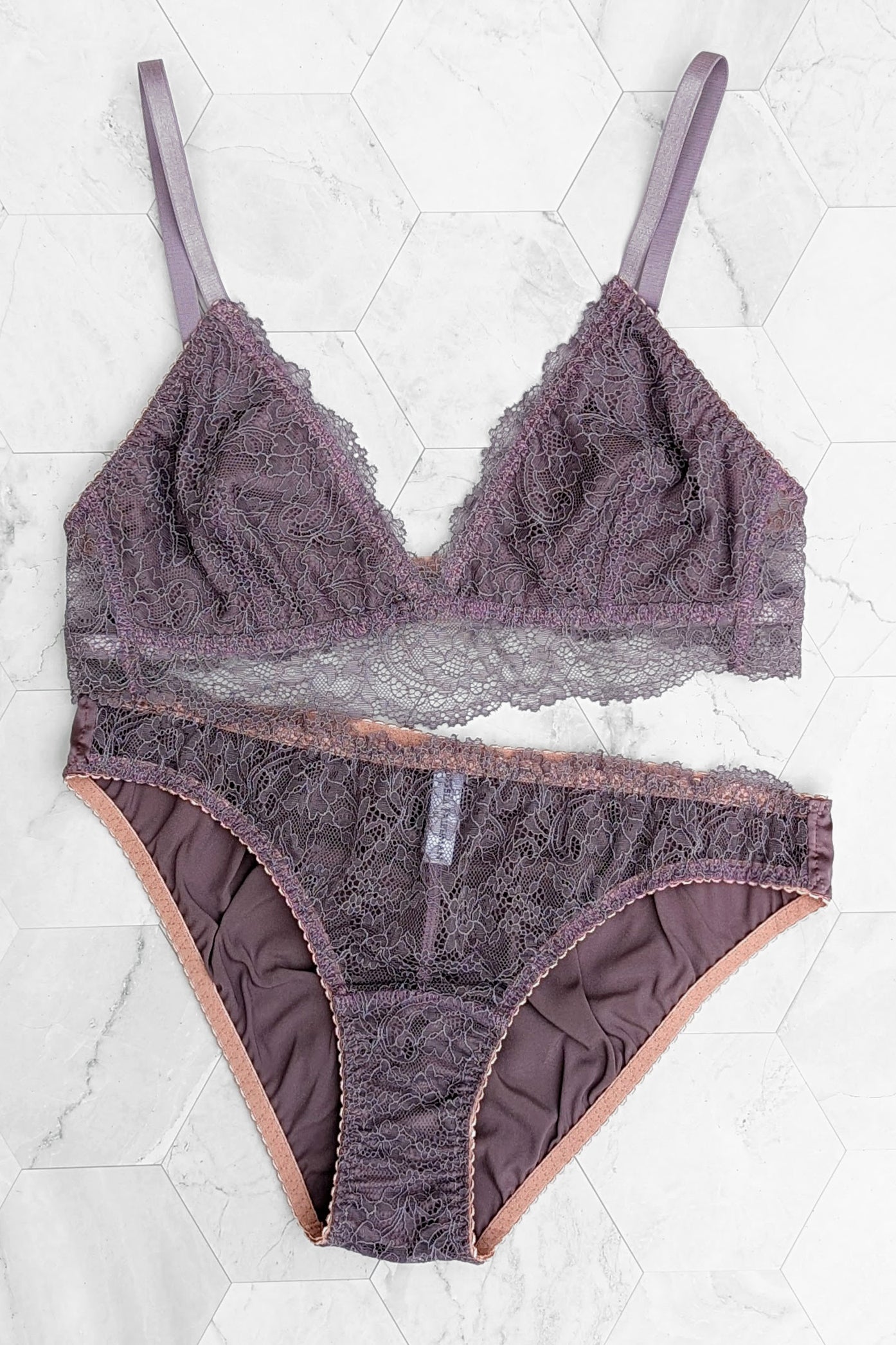 Luxury bra and underwear set in silk and stretch lace