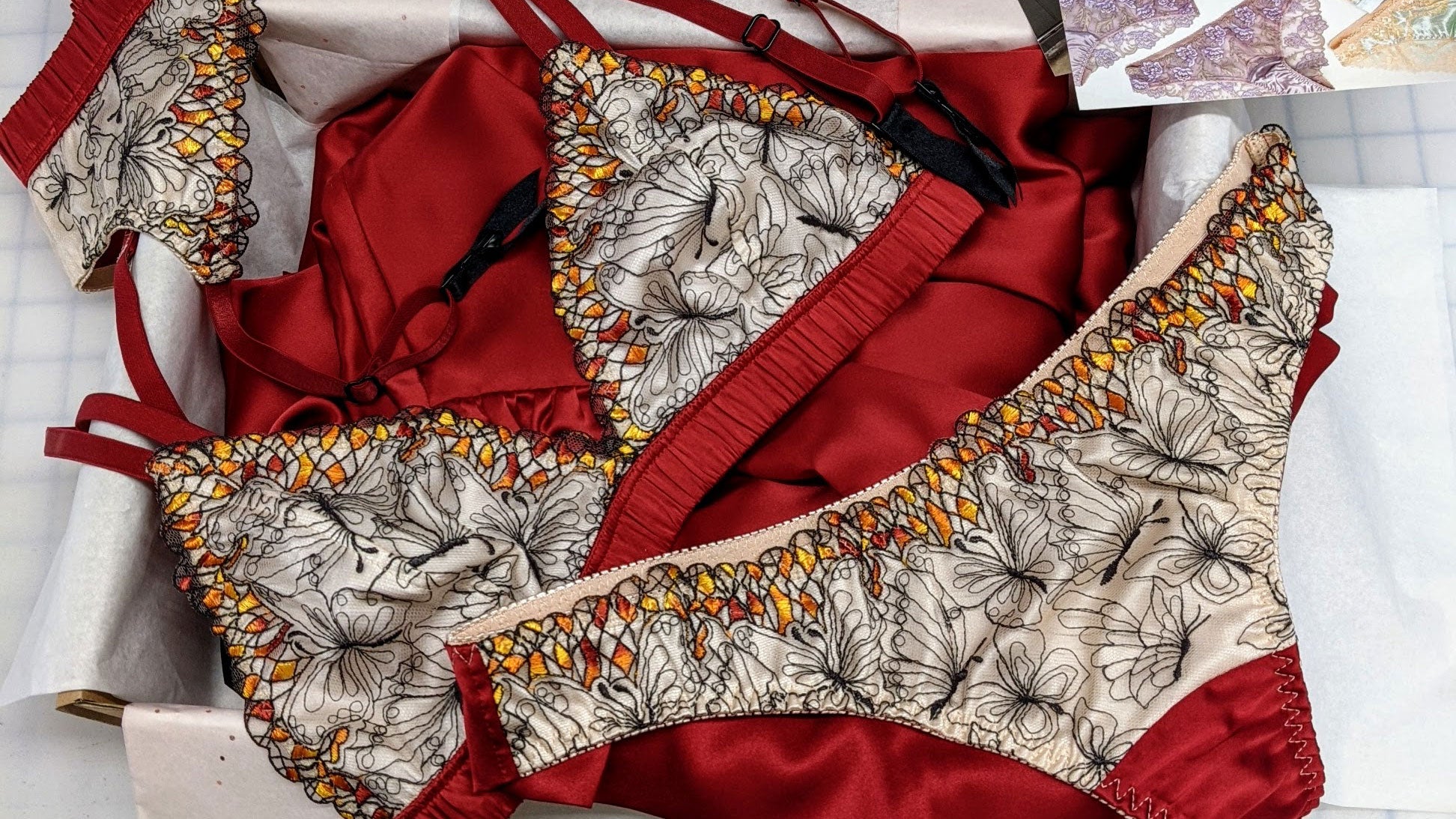 Silk bra and panty sets with lace in red satin