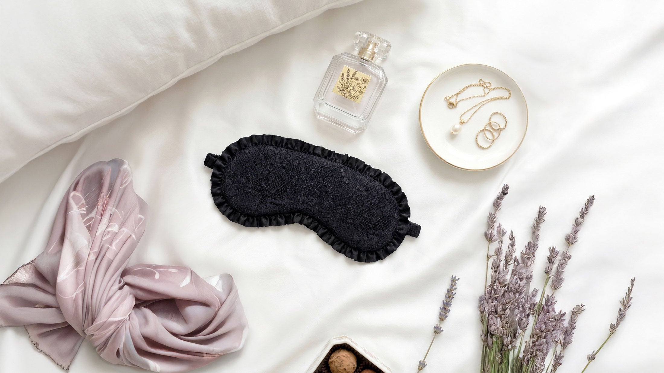 Silk sleep mask in black satin lace overlays