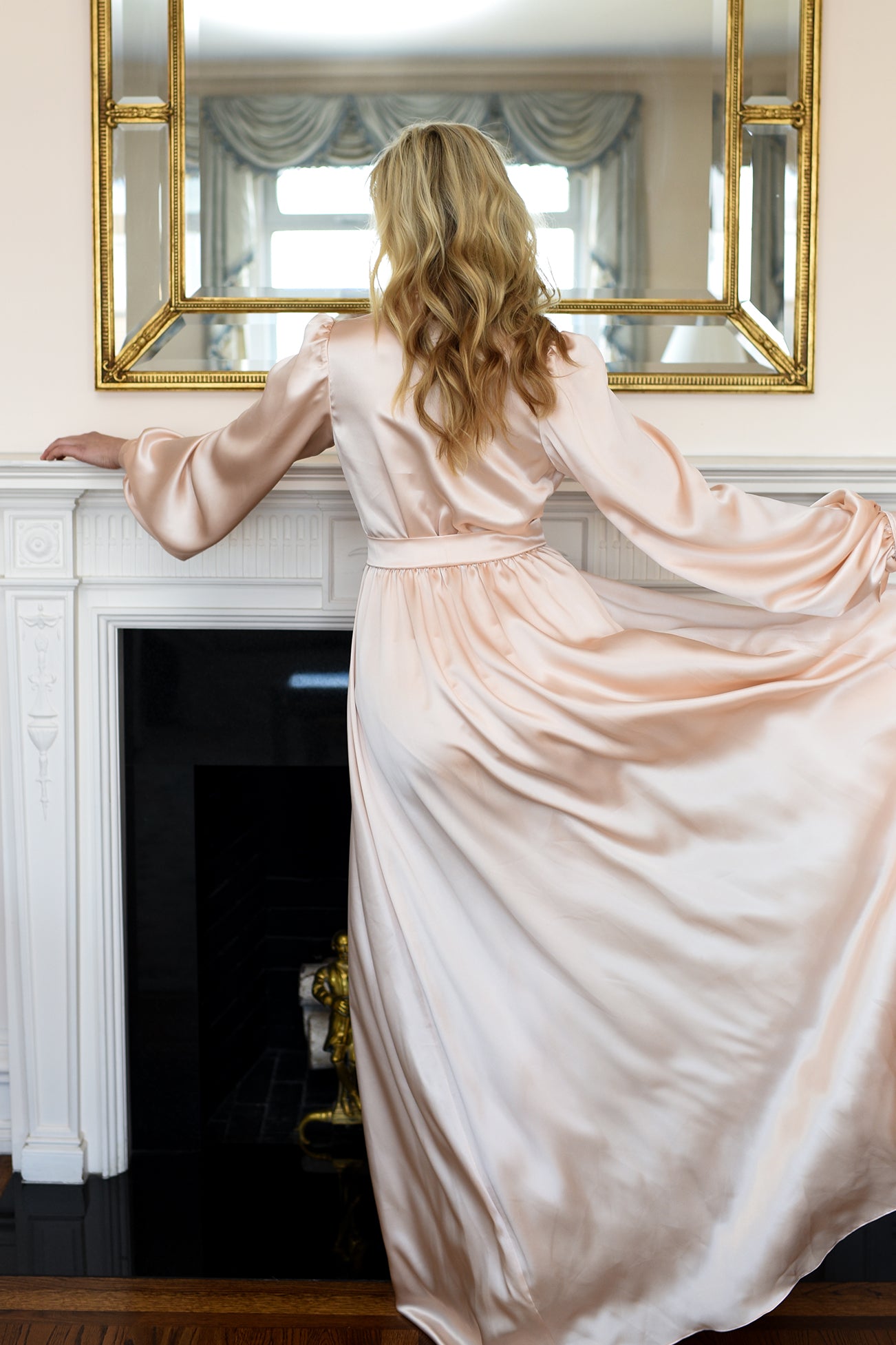 Old Hollywood vintage style dressing gown in peach silk satin with floor-length robe