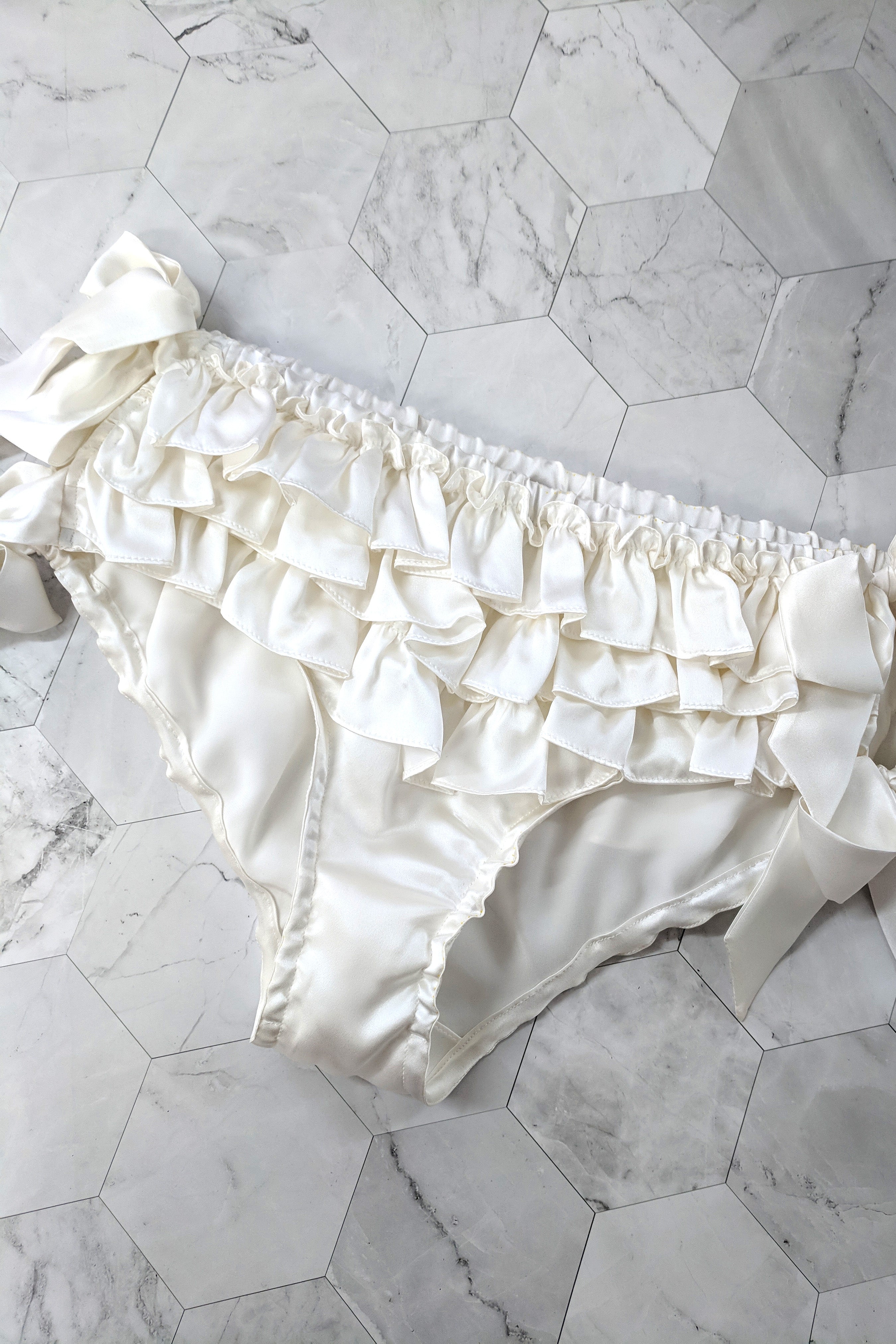 Retro style ruffled knickers in white 100% silk satin with bows
